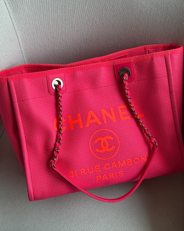Foto de uma bolsa de luxo rosa da marca Chanel, modelo Deuaville que é atempora. e vale invetir em second hand.