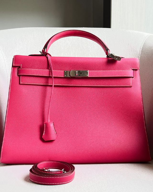 Foto de uma bolsa de luxo rosa da marca Hermès que é considerada um investimento.
